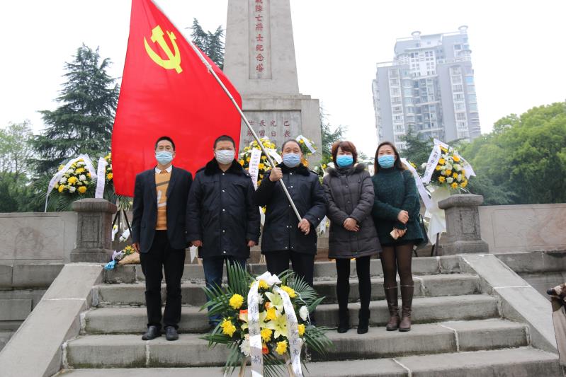湘北汽運黨支部主題黨日活動，緬懷抗日英烈，祭掃墓地，敬獻花籃。