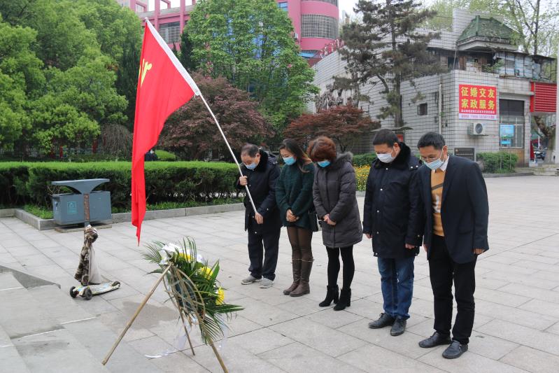 湘北汽運黨支部主題黨日活動，緬懷抗日英烈，祭掃墓地，敬獻花籃。