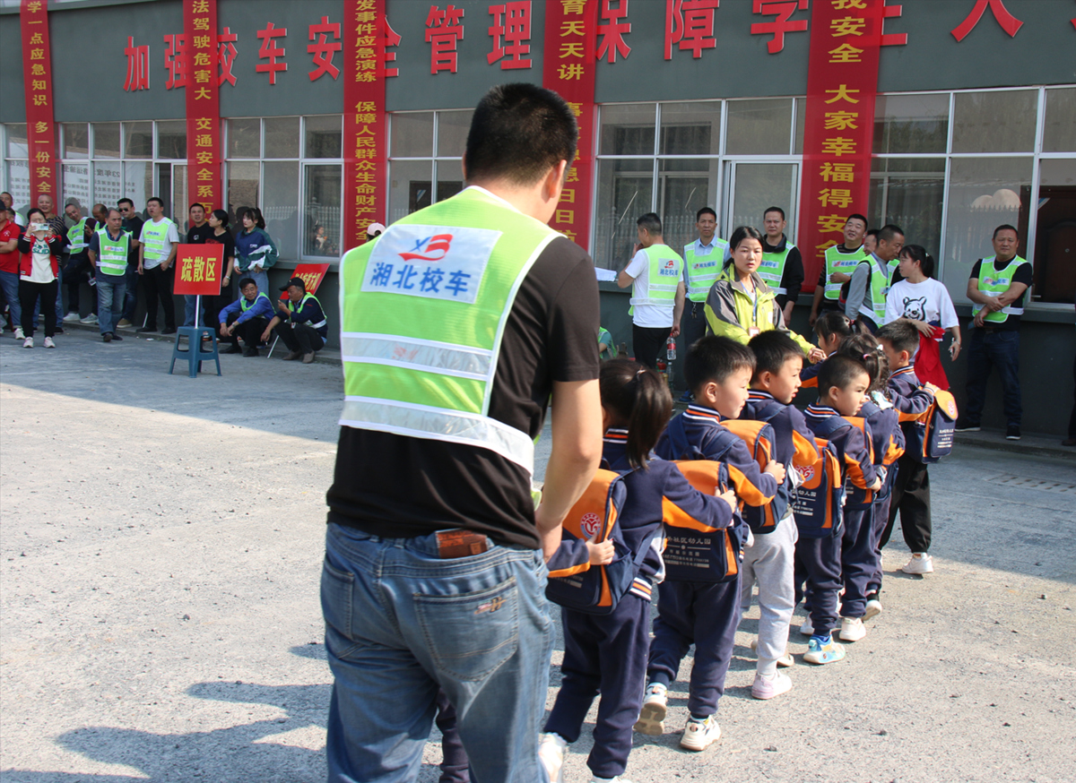 常德市湘北汽車(chē)運(yùn)輸有限公司,常德包車(chē)客運(yùn),常德旅游服務(wù),校車(chē)服務(wù)